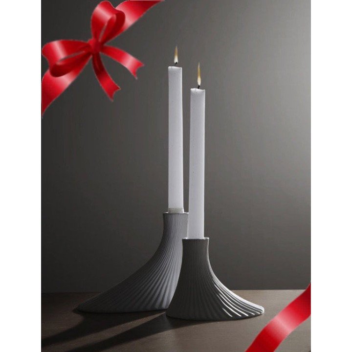 Par de Candelabros blancos estriados